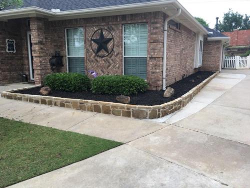 Oklahoma Chop with Stone Cap Black Mulch